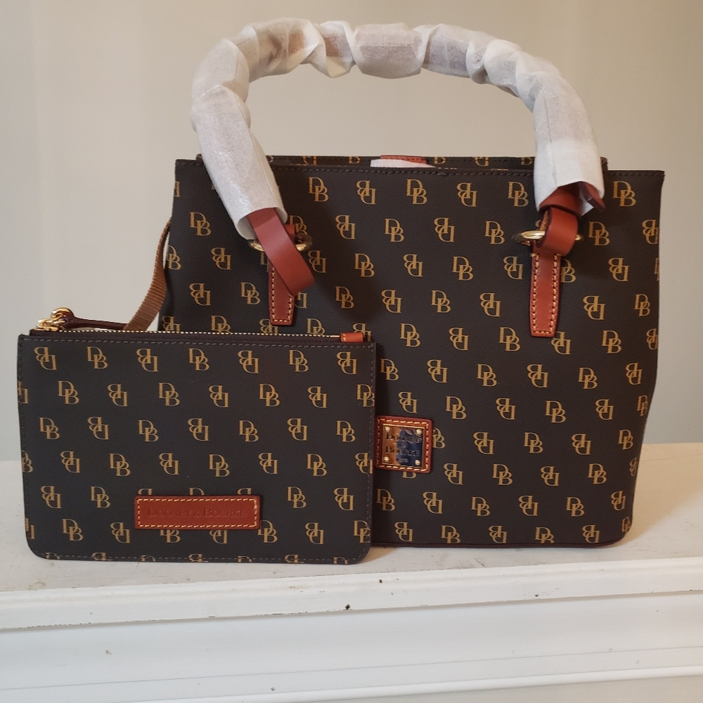 Dooney and Bourke small gretta Brianna w/pouch
